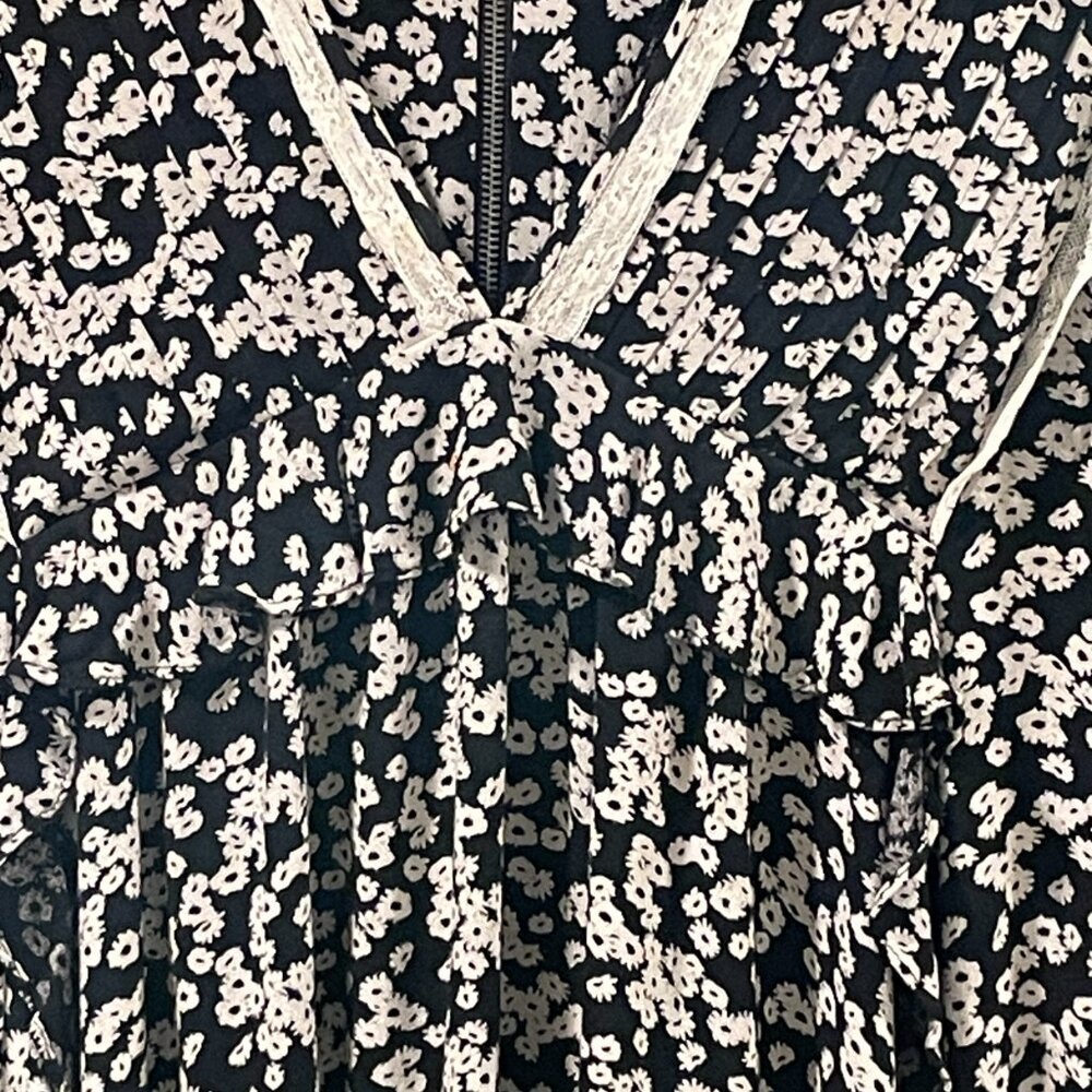 FREE PEOPLE NEW "Like You Best" Bell Sleeve Mini Lace Trim Black/Ivory Size L - Picture 5 of 9